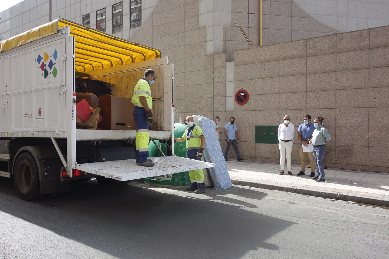 El Ayuntamiento refuerza el servicio de recogida de muebles usados con des equipos ante la demanda