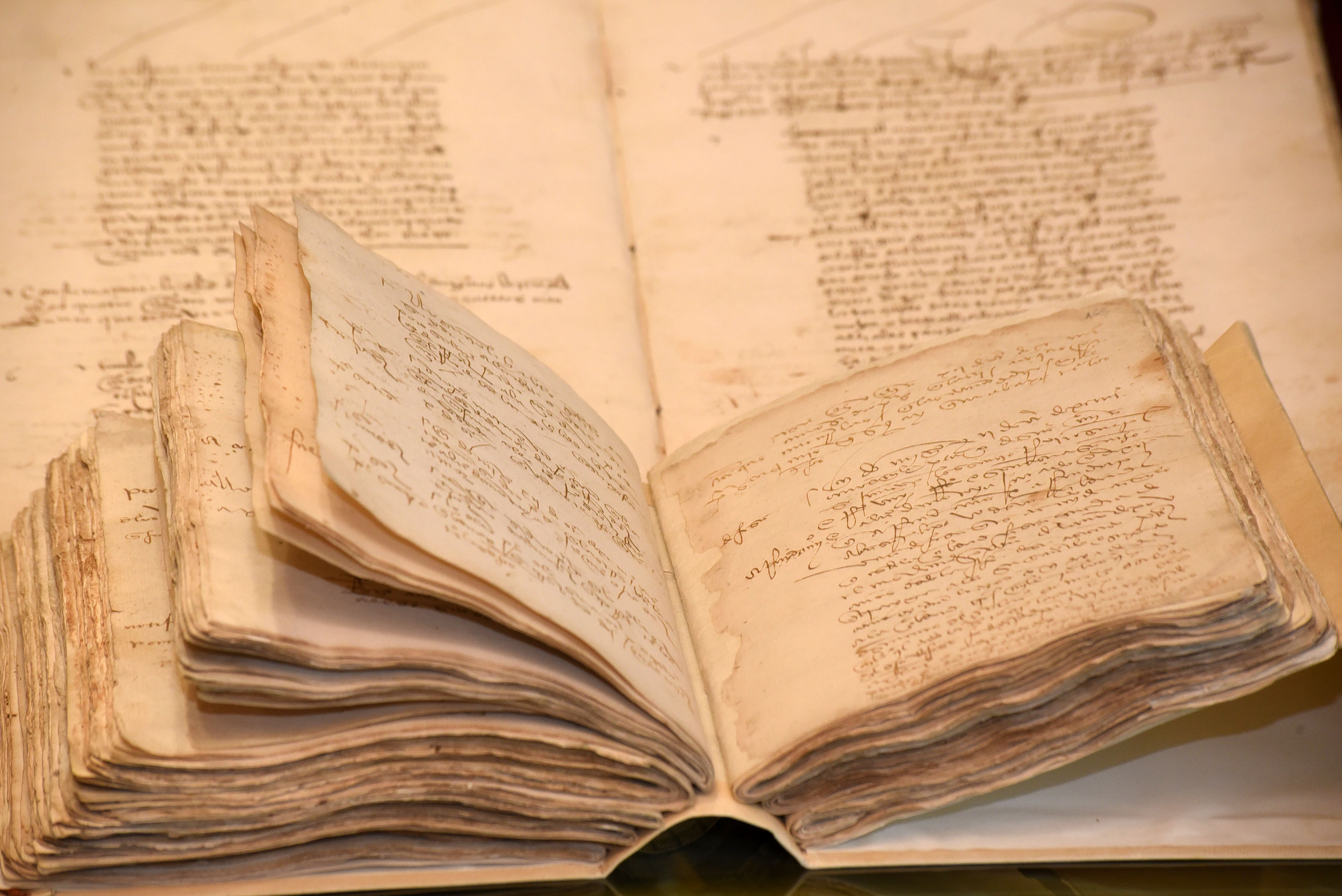 Diputación cede al Ayuntamiento de Baza el primer libro de actas del municipio, fechado en 1492
