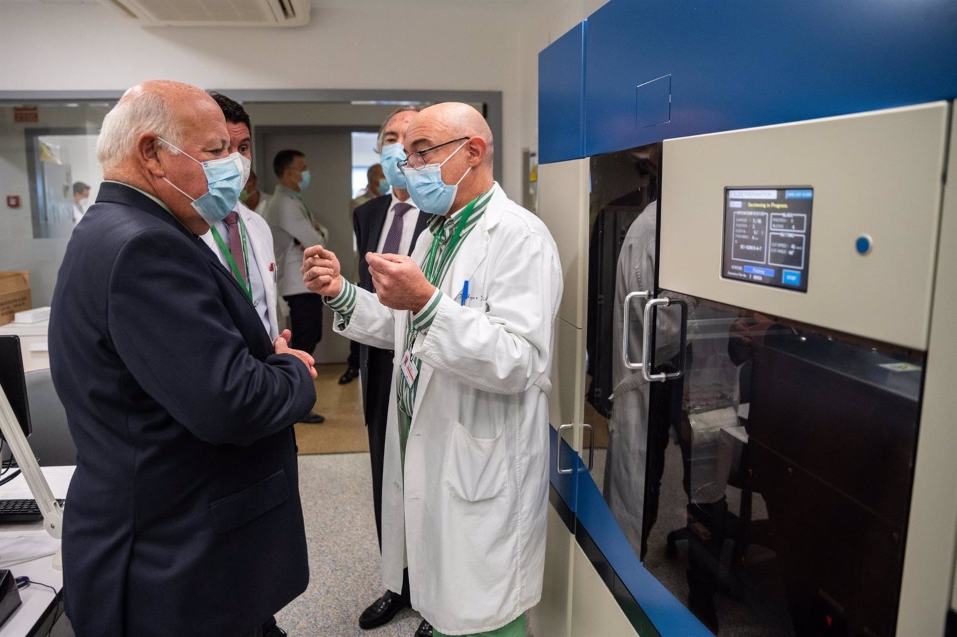 El laboratorio provincial de Anatomía Patológica de Granada, primero de España en completar su robotización al 100%