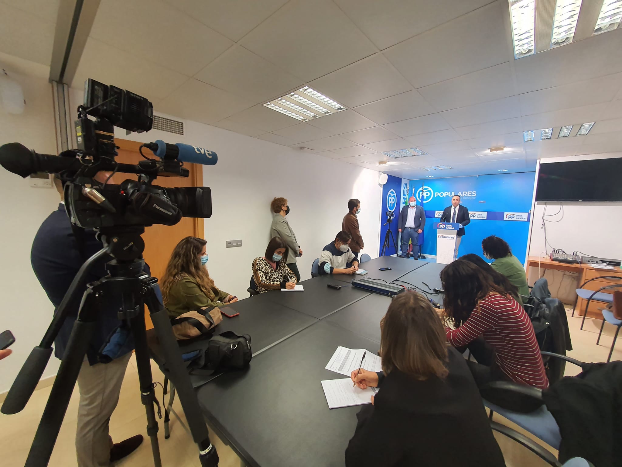 El PP de Granada inicia en Badajoz una campaña de apoyos para reivindicar como prioritaria la conversión de la N-432 en la futura A-81 El PP de Granada inicia en Badajoz una campaña de apoyos para reivindicar como prioritaria la conversión de la N-432 en la futura A-81