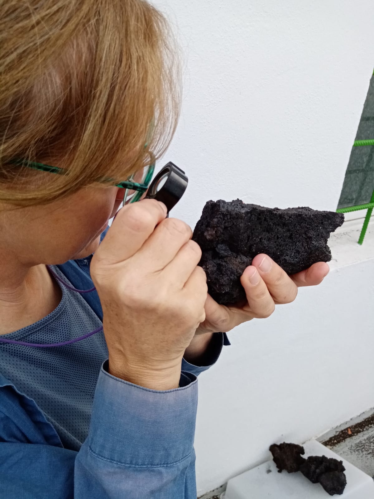 Una investigadora de la UGR analiza las lavas y tefras del volcán de La Palma para entender cómo evoluciona la erupción