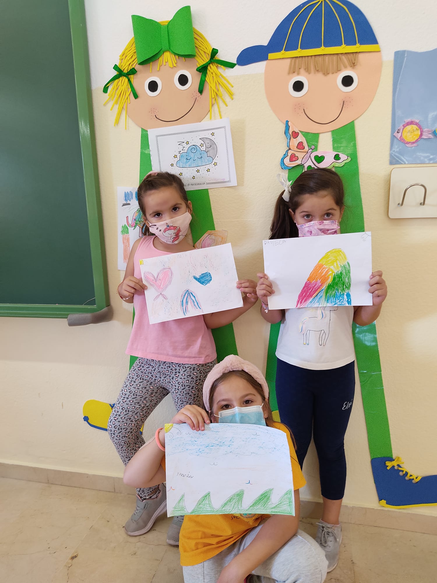 Los alumnos de La Zubia envían cartas de ánimo y dibujos a los niños de La Palma