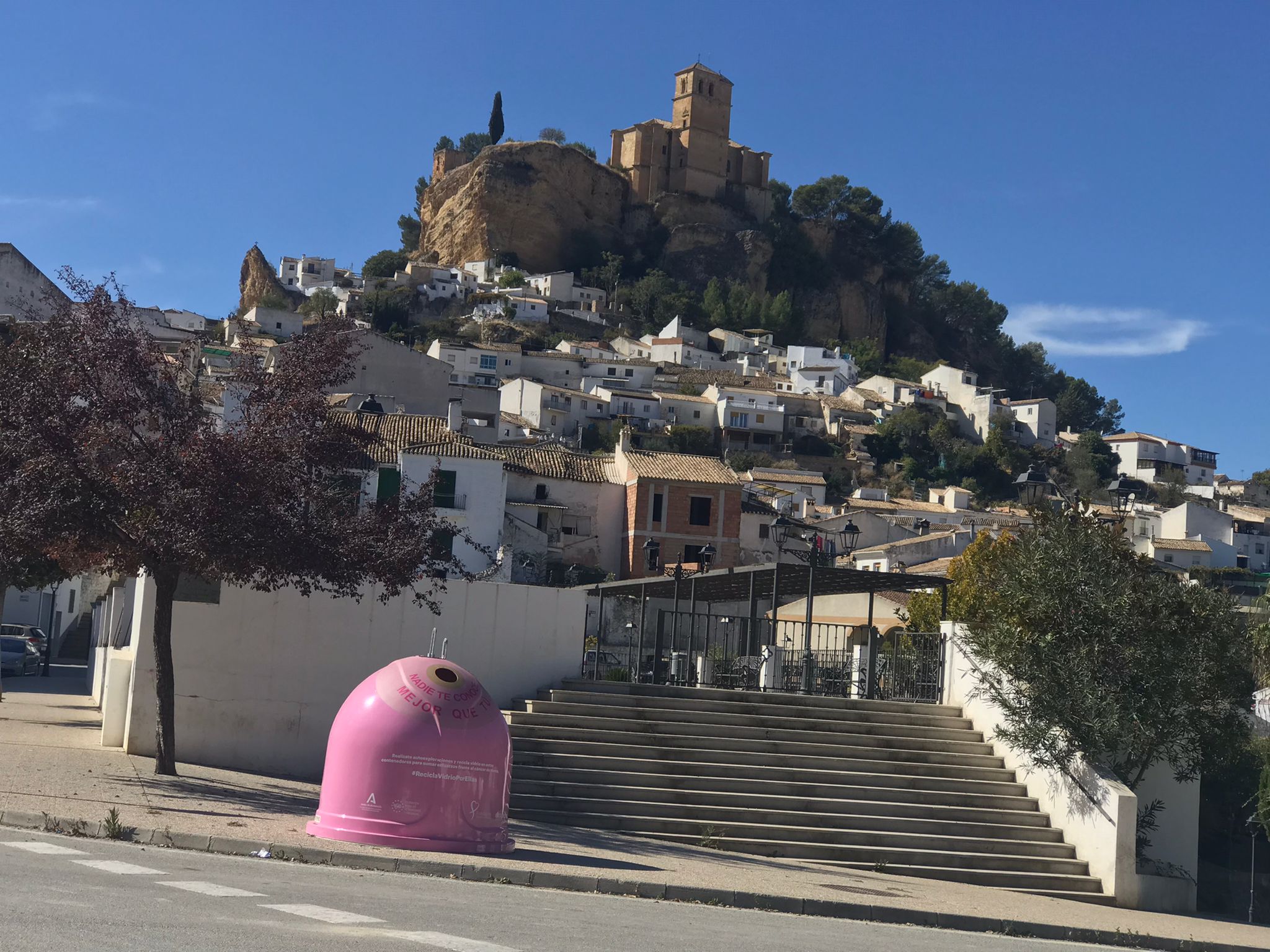 Montefrío coloca un contenedor rosa para fomentar el reciclaje de vidrio y la prevención del cáncer de mama