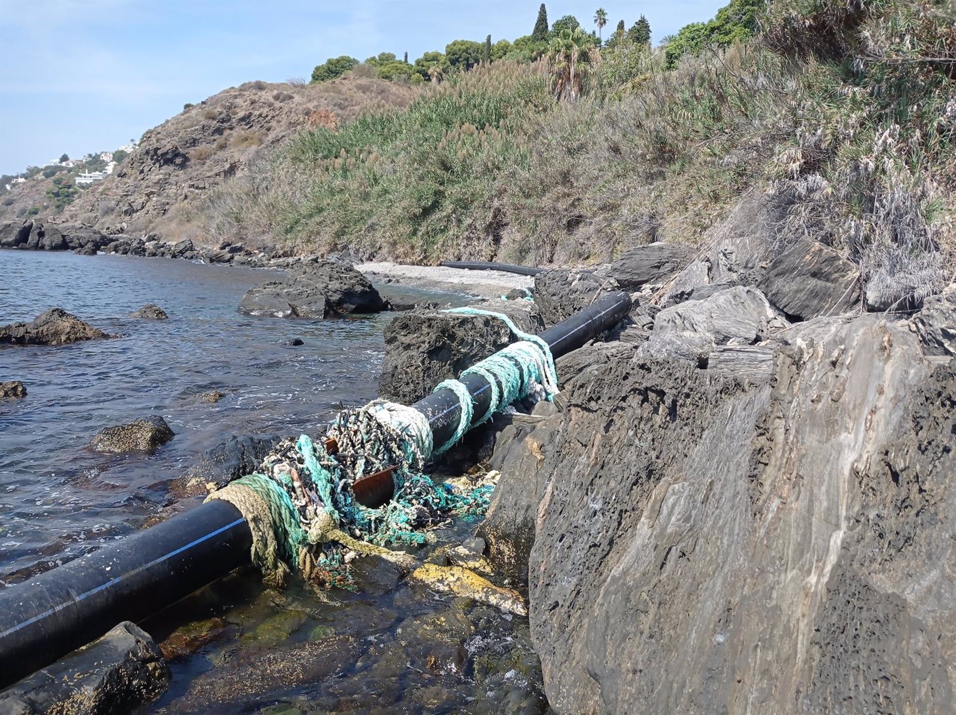 Ecologistas denuncian la presencia de tubos de plástico y cables en Salobreña