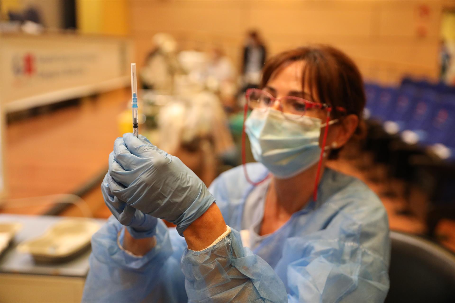 Andalucía alcanza el 92% de vacunados con la primera dosis, con más de 52.400 en una semana
