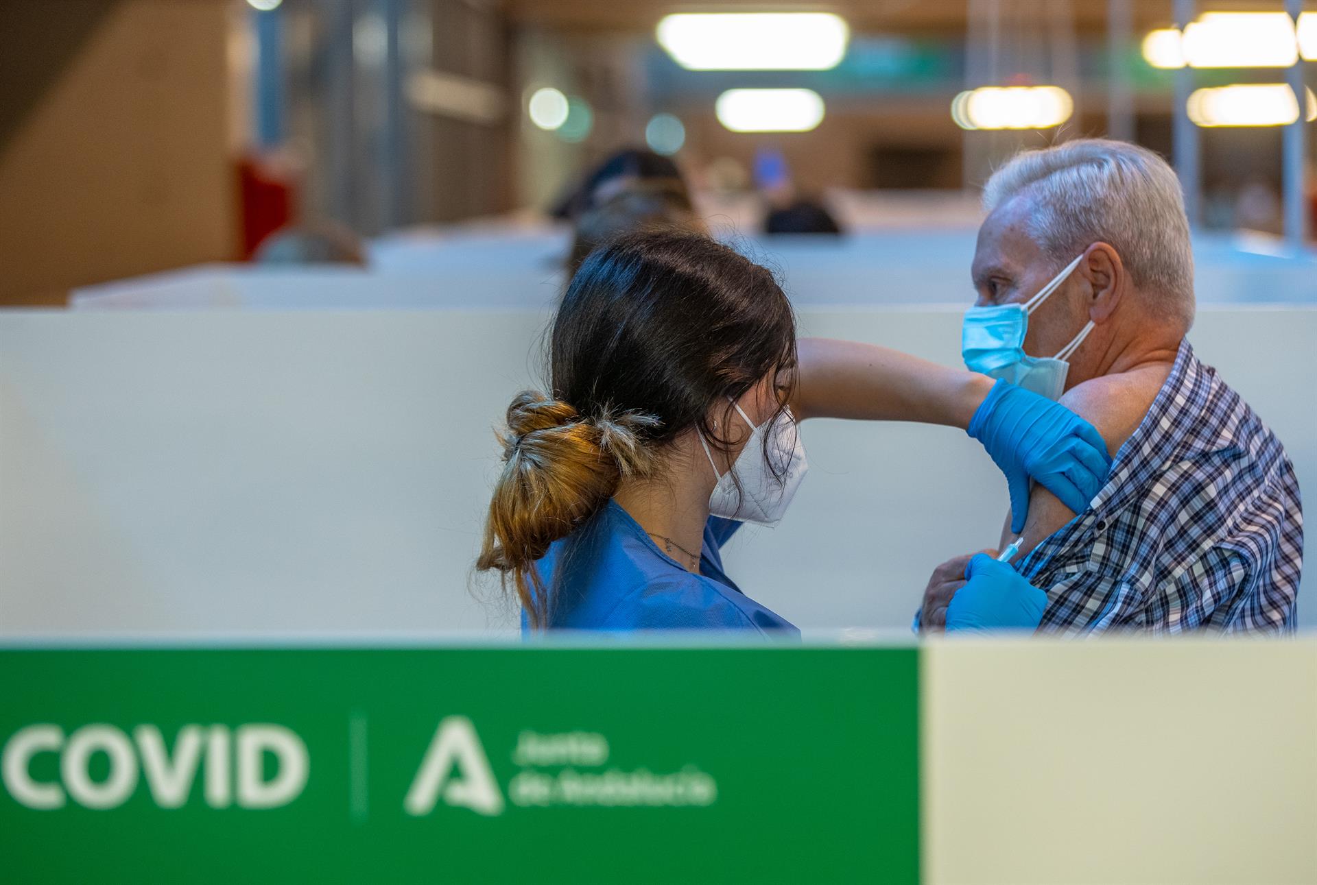 Andalucía comienza este lunes la campaña de vacunación de la tercera dosis Covid a mayores de 70 años