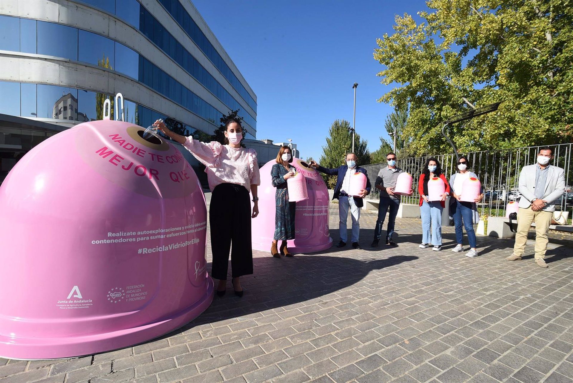La Diputación y Ecovidrio promueven el reciclaje con contenedores rosas contra el cáncer de mama