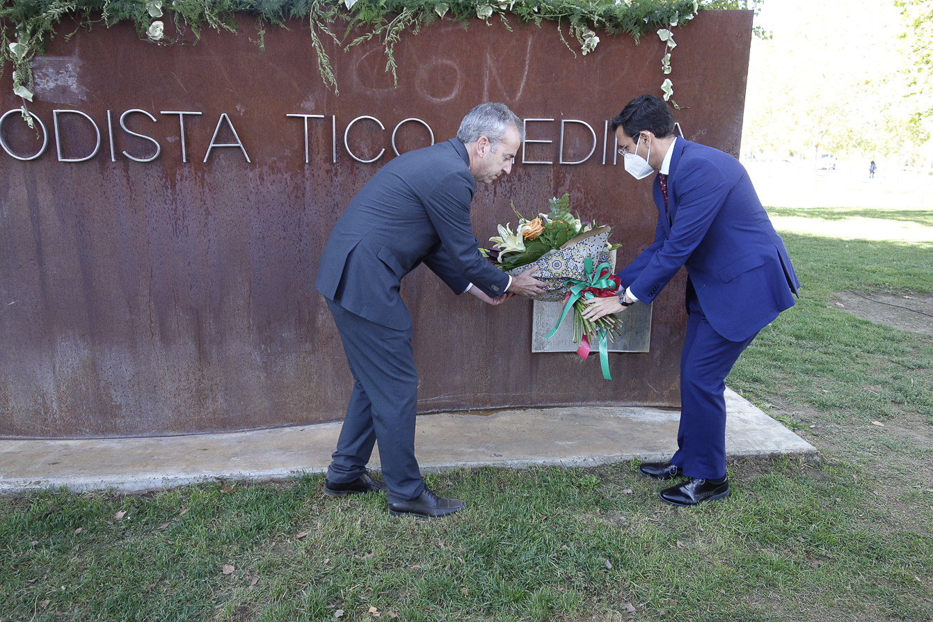 La ciudad despide a Tico Medina con una ofrenda floral en el parque que lleva su nombre