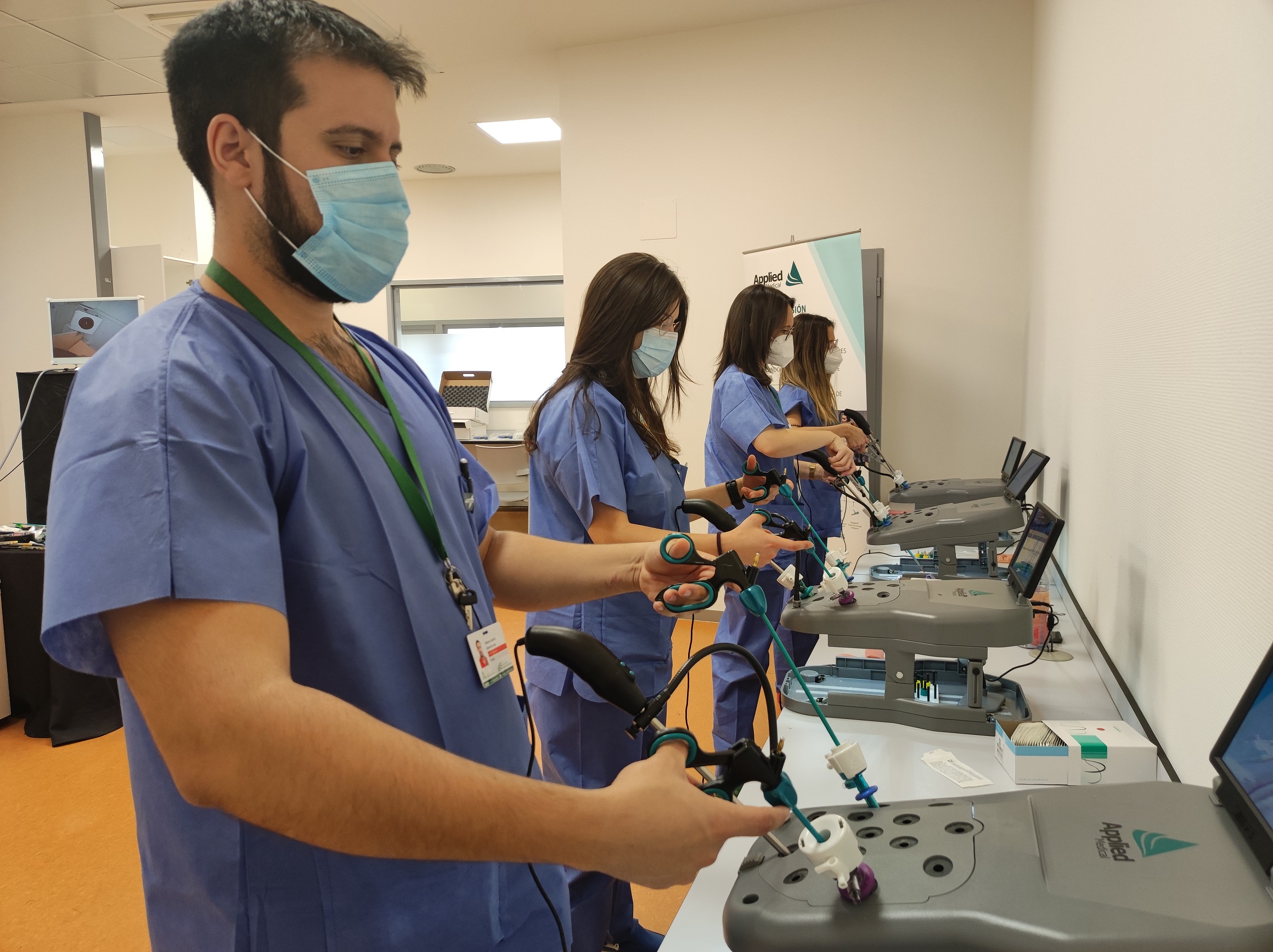 Especialistas en Ginecología, Urología y Cirugía General del Clínico San Cecilio se forman en cirugía avanzada mediante laparoscopia
