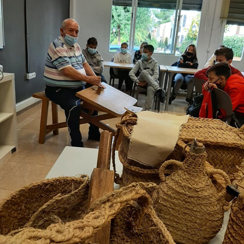 Los escolares de La Zubia aprenden a trabajar el esparto de la mano de artesanos locales