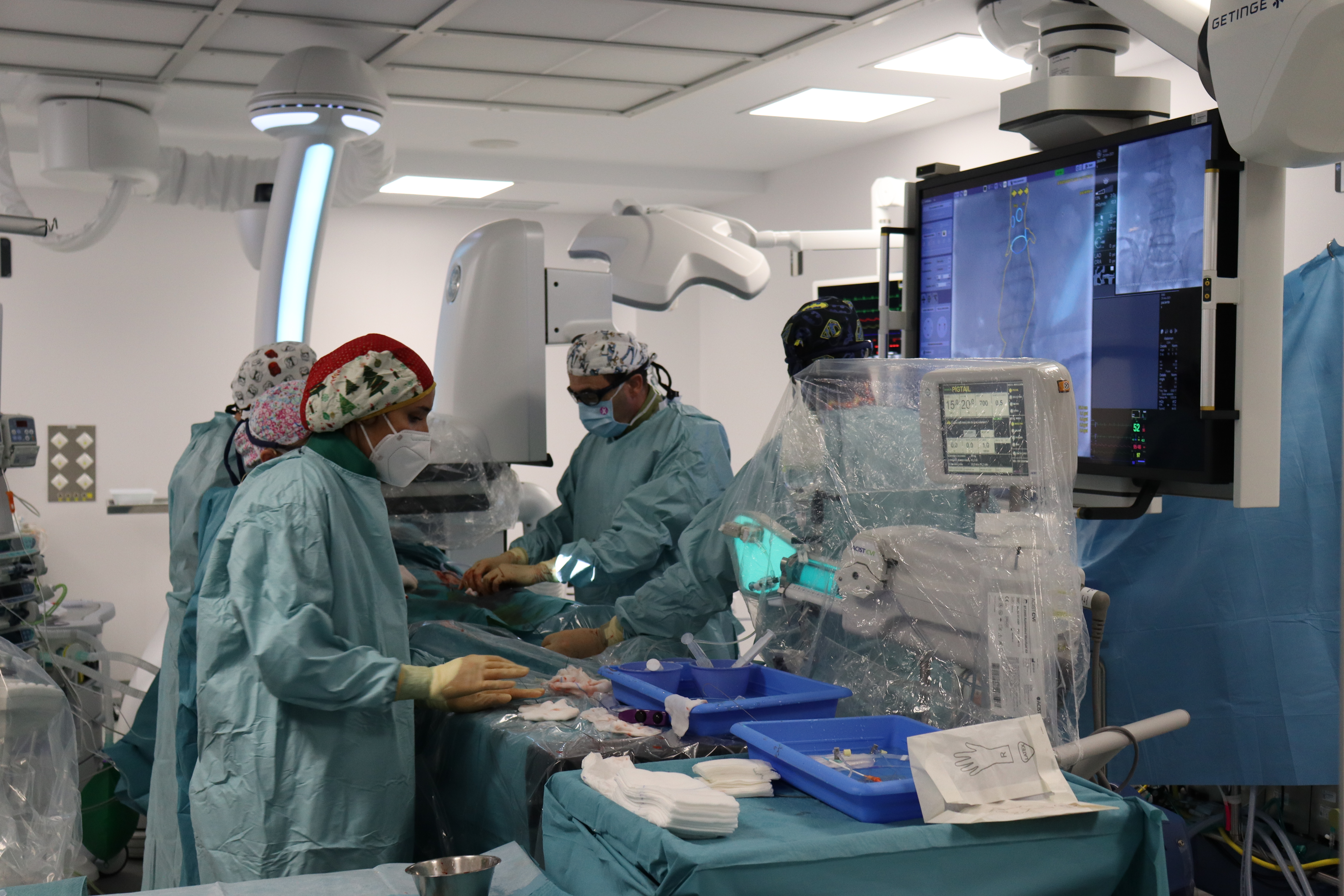 El Hospital Virgen de las Nieves transmite en directo una compleja intervención vascular en un congreso internacional