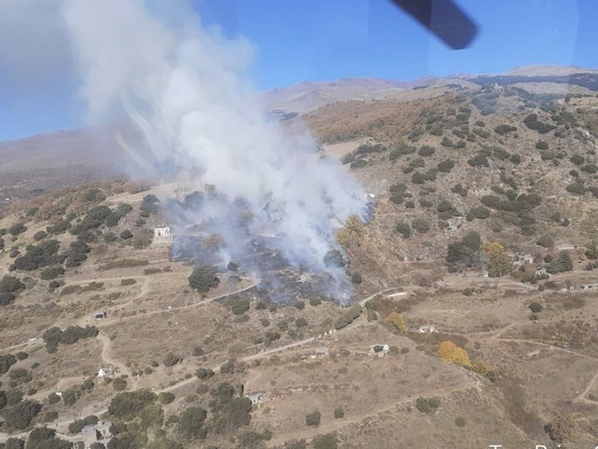 Tres medios aéreos trabajan en la extinción de un incendio forestal en Soportújar