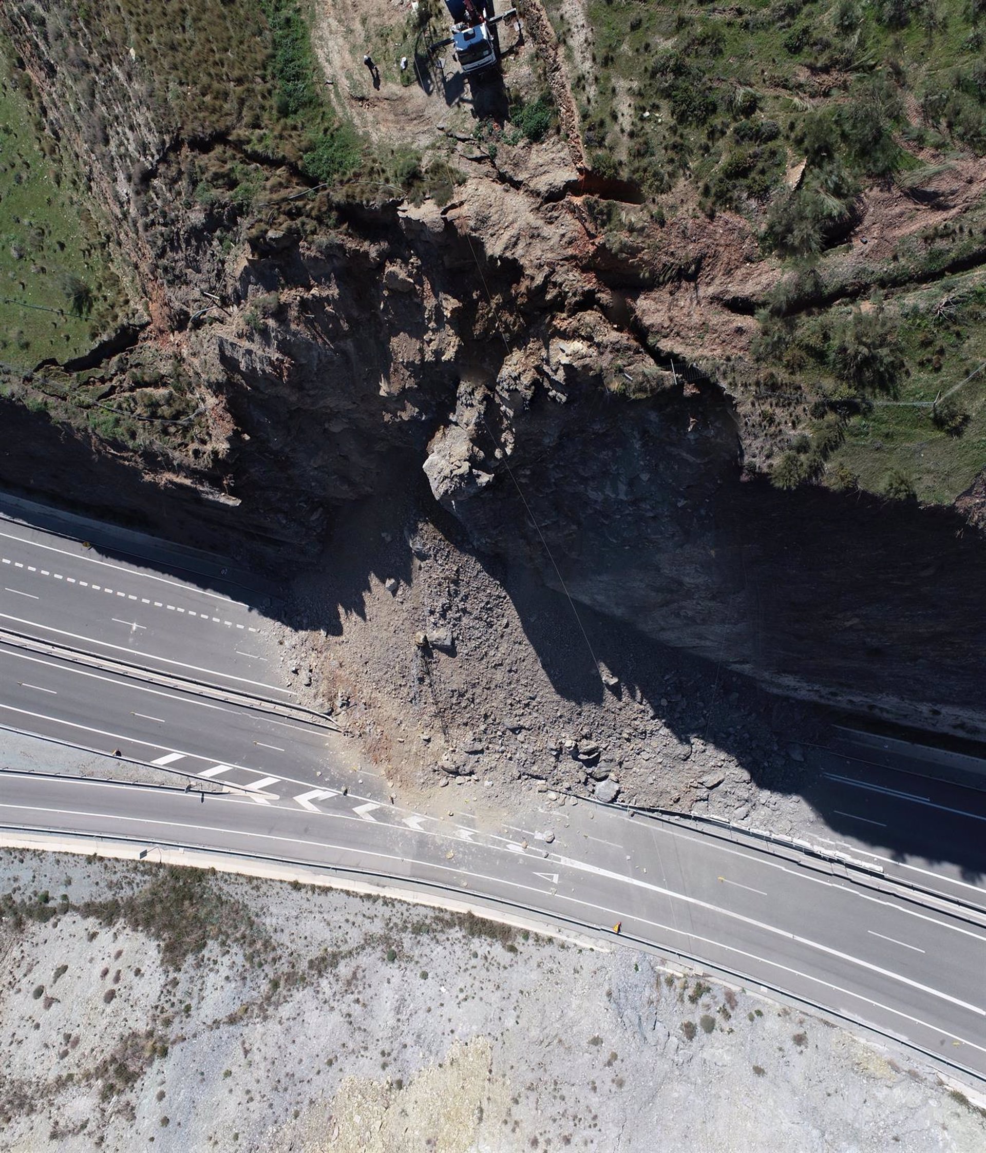 Abre al tráfico este viernes el tramo de la A-7 entre Carchuna y Castell de Ferro afectado por un derrumbe