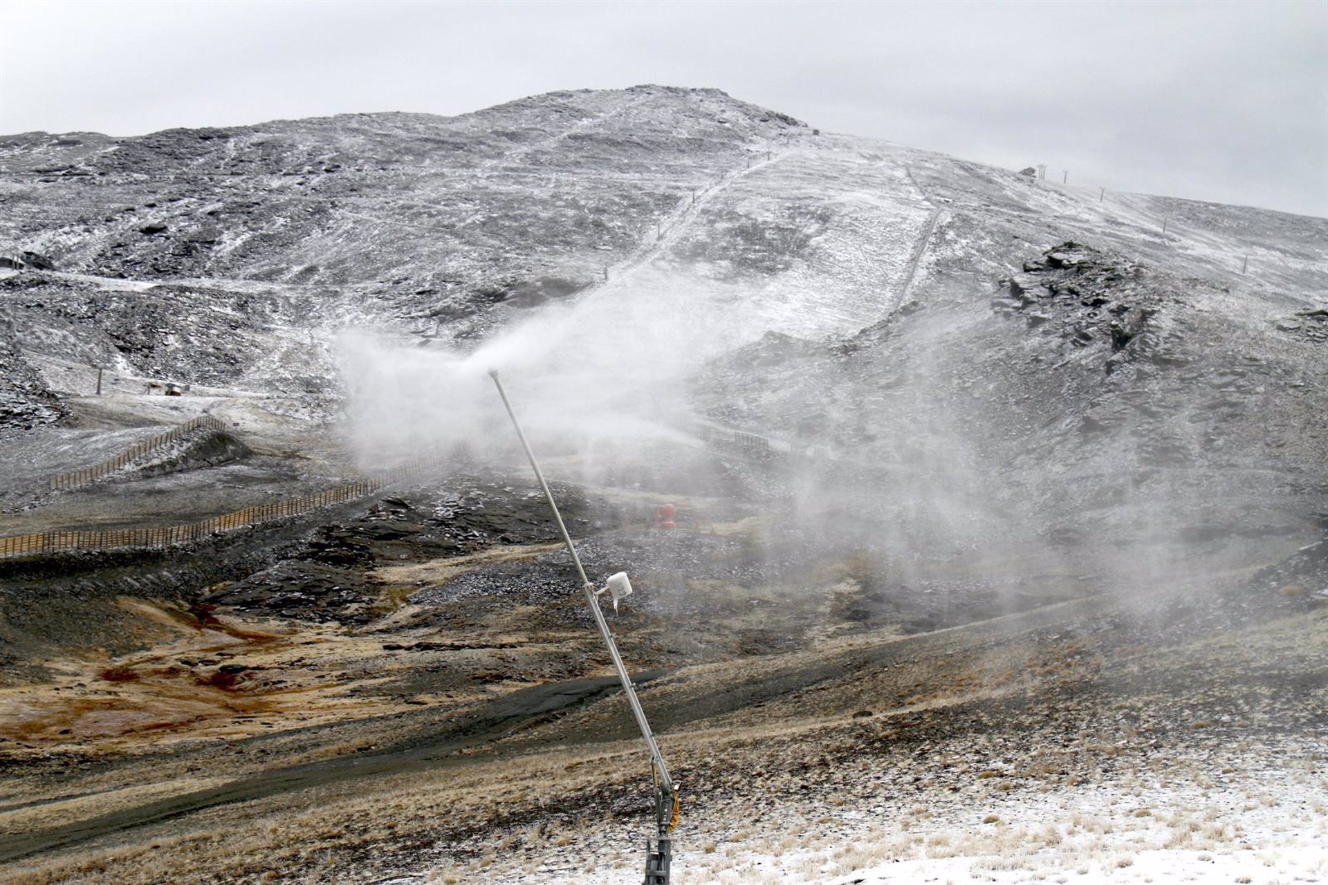 Sierra Nevada activa el sistema de nieve producida coincidiendo con la bajada de las temperaturas
