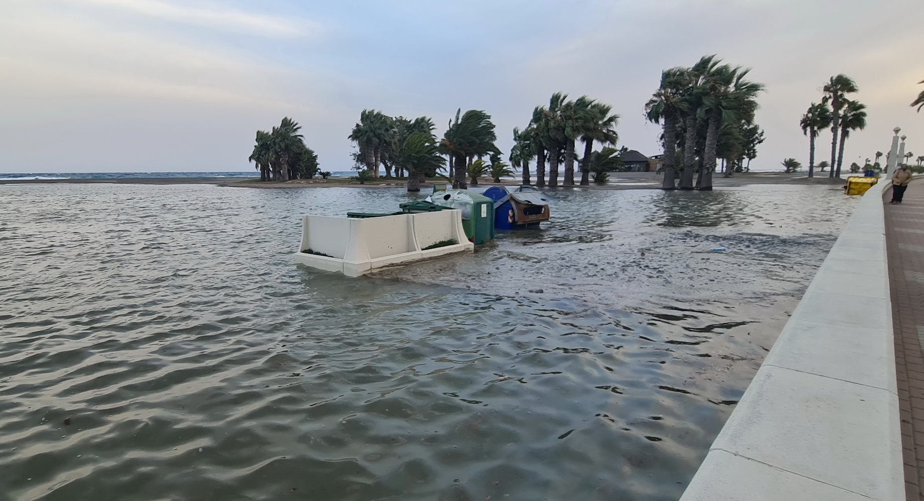 Empresarios de la costa reclaman los espigones tras las inundaciones de las playas por el temporal Empresarios de la costa reclaman los espigones tras las inundaciones de las playas por el temporal