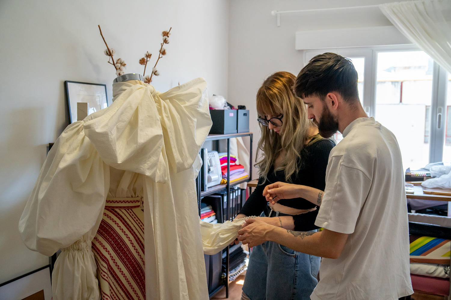 Jóvenes diseñadores de Profana presentan su primera colección de moda, ‘Sortilegio’, en el Museo Memoria de Andalucía