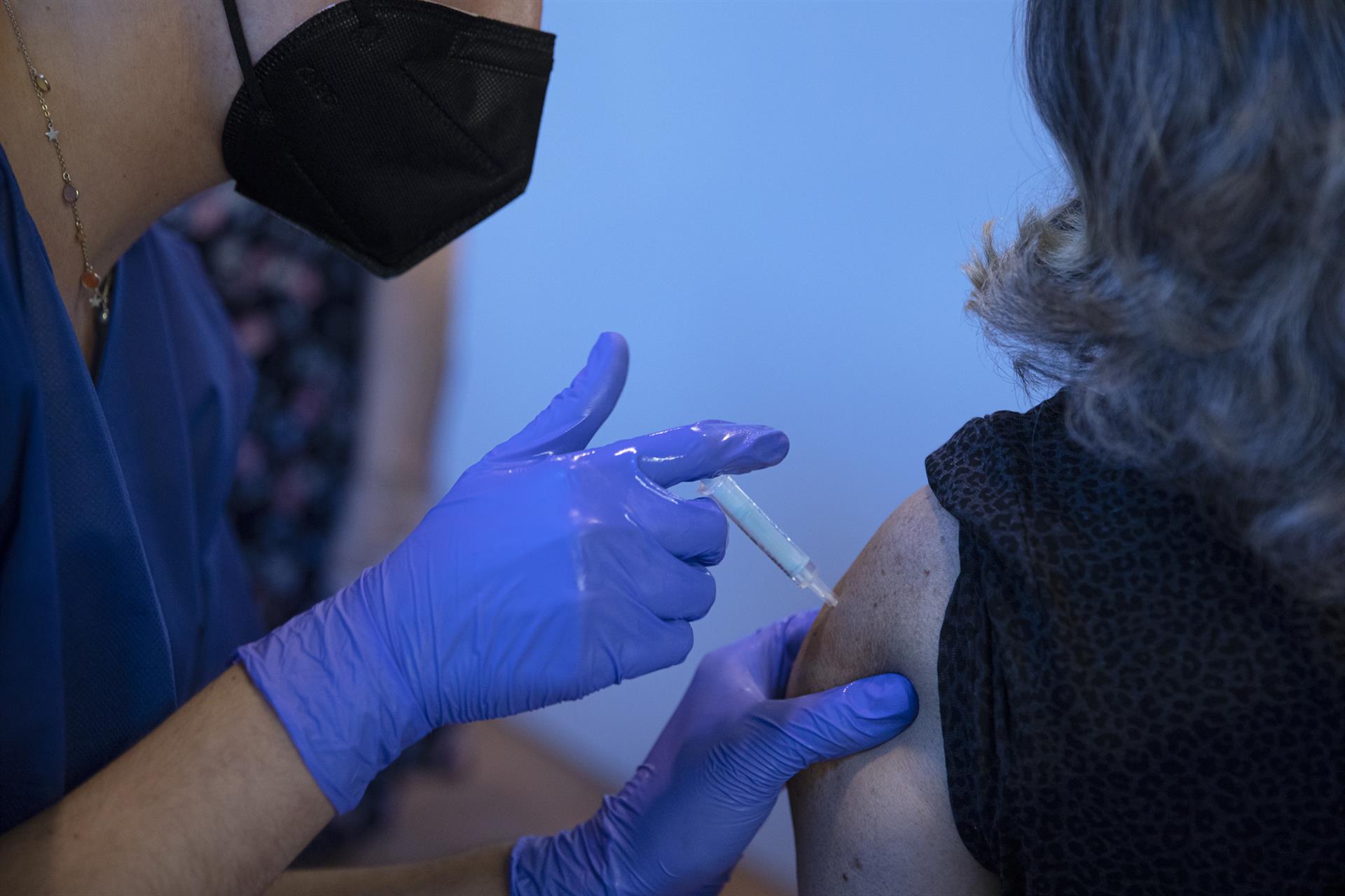Andalucía administra desde este lunes la tercera dosis de la vacuna a sanitarios y mayores de 60 años