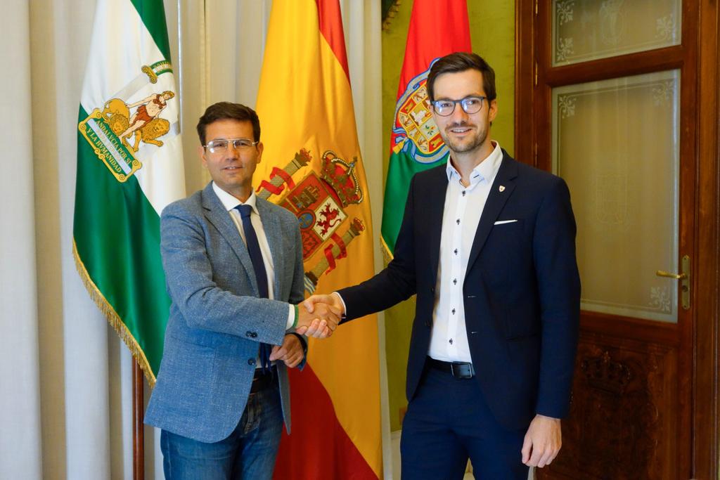 El alcalde de Friburgo visita Granada en el 30 aniversario del hermanamiento de ambas ciudades