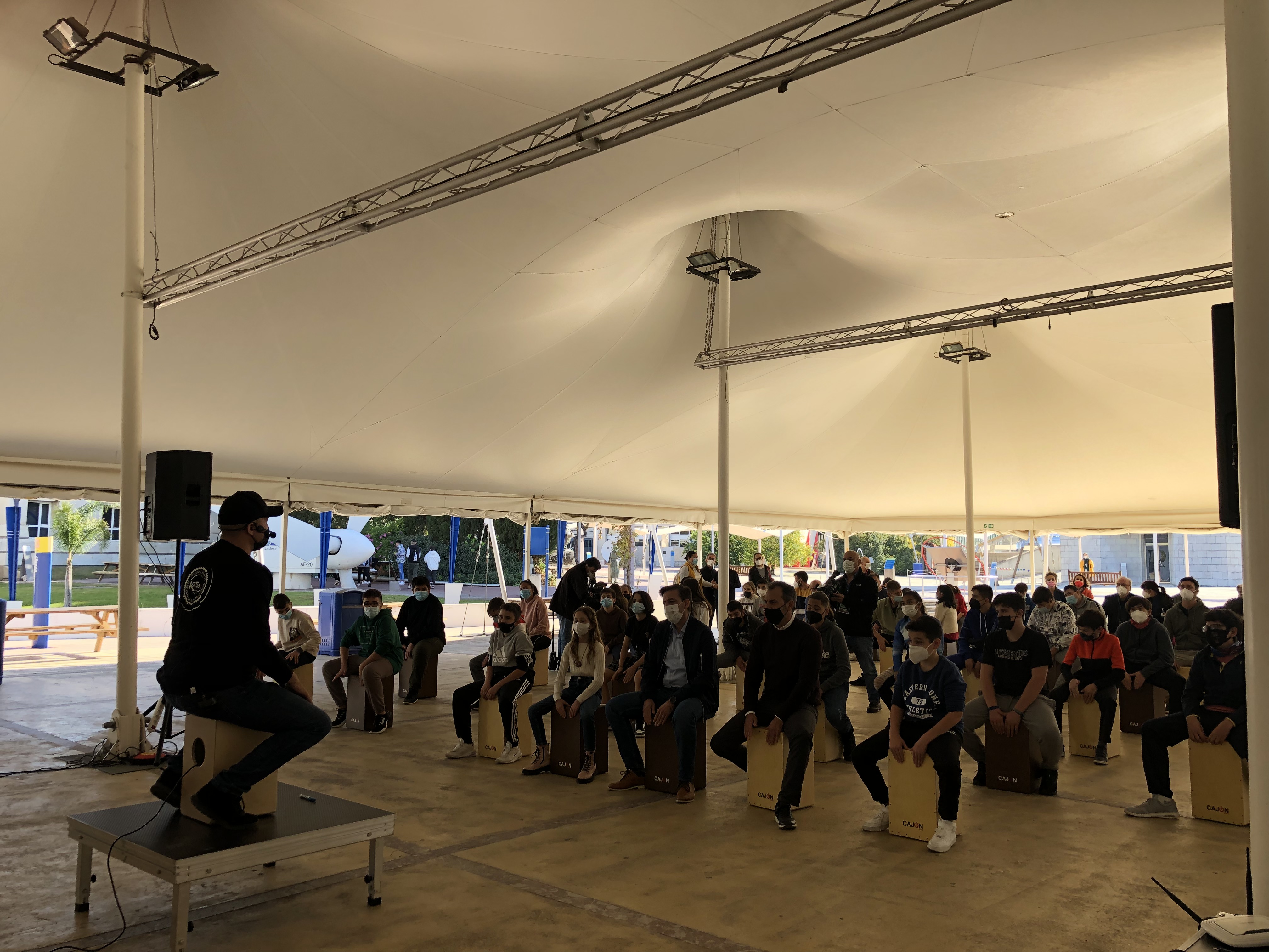 Más de medio centenar de estudiantes disfrutan de la ‘cajonada’ organizada por el Instituto Andaluz del Flamenco