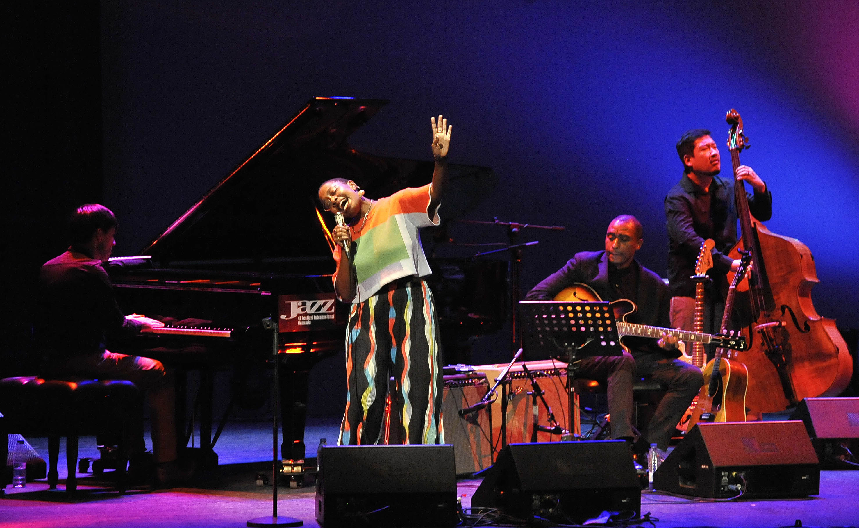 Cecile McLorin Salvant puso al publico de pie en el Festival de Jazz