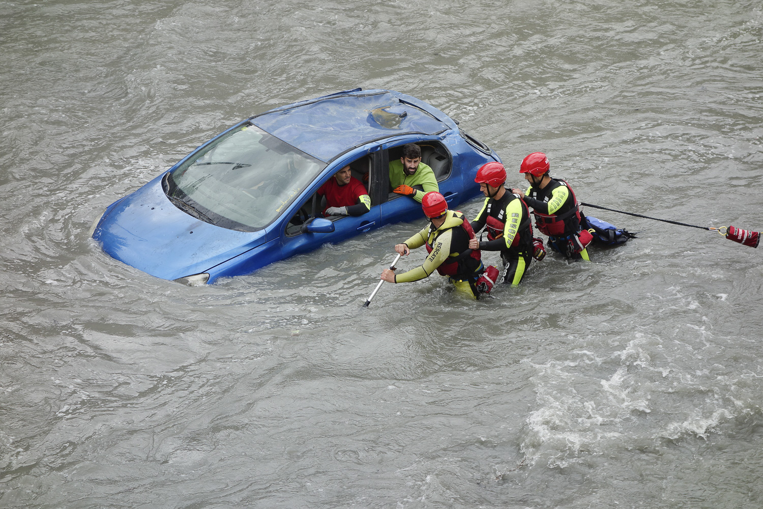 Organizan el simulacro de rescate de un vehículo en el río Genil