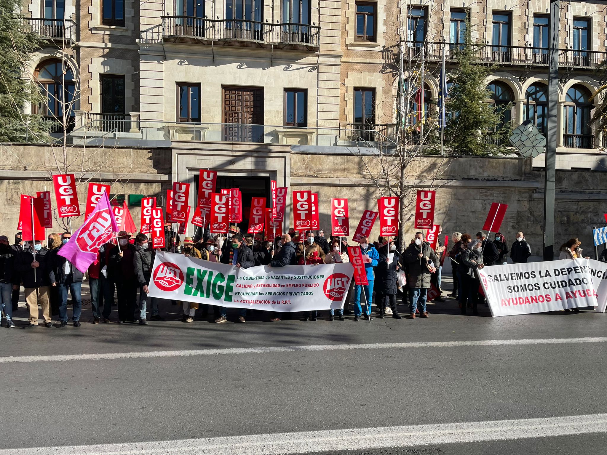 UGT denuncia la falta de personal en todos los Servicios Públicos de la Junta en Granada
