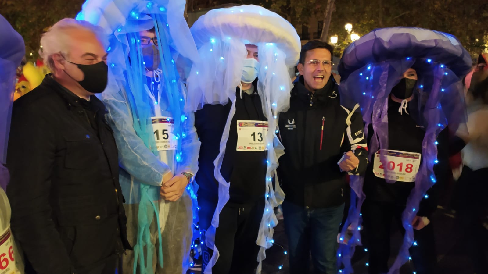 Un millar de corredores participan en la carrera nocturna que abre la Navidad en Granada