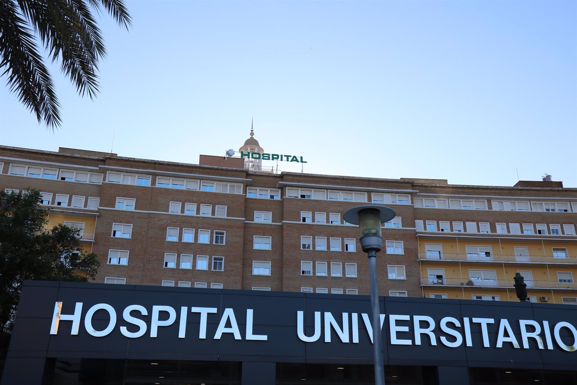 Andalucía baja 48 hospitalizados hasta 850 y los ingresados en UCI caen en 13 hasta 111