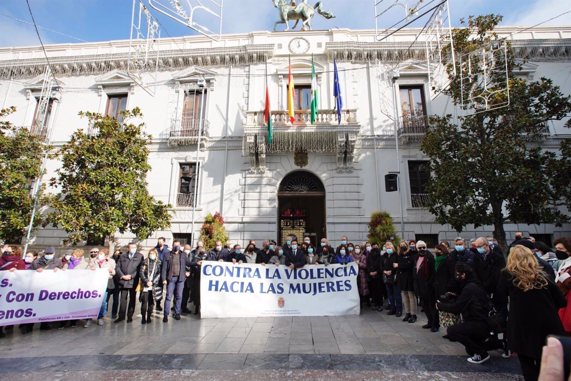 La Plaza del Carmen acoge el minuto de silencio por el asesinato del viernes y contra la «lacra» del machismo