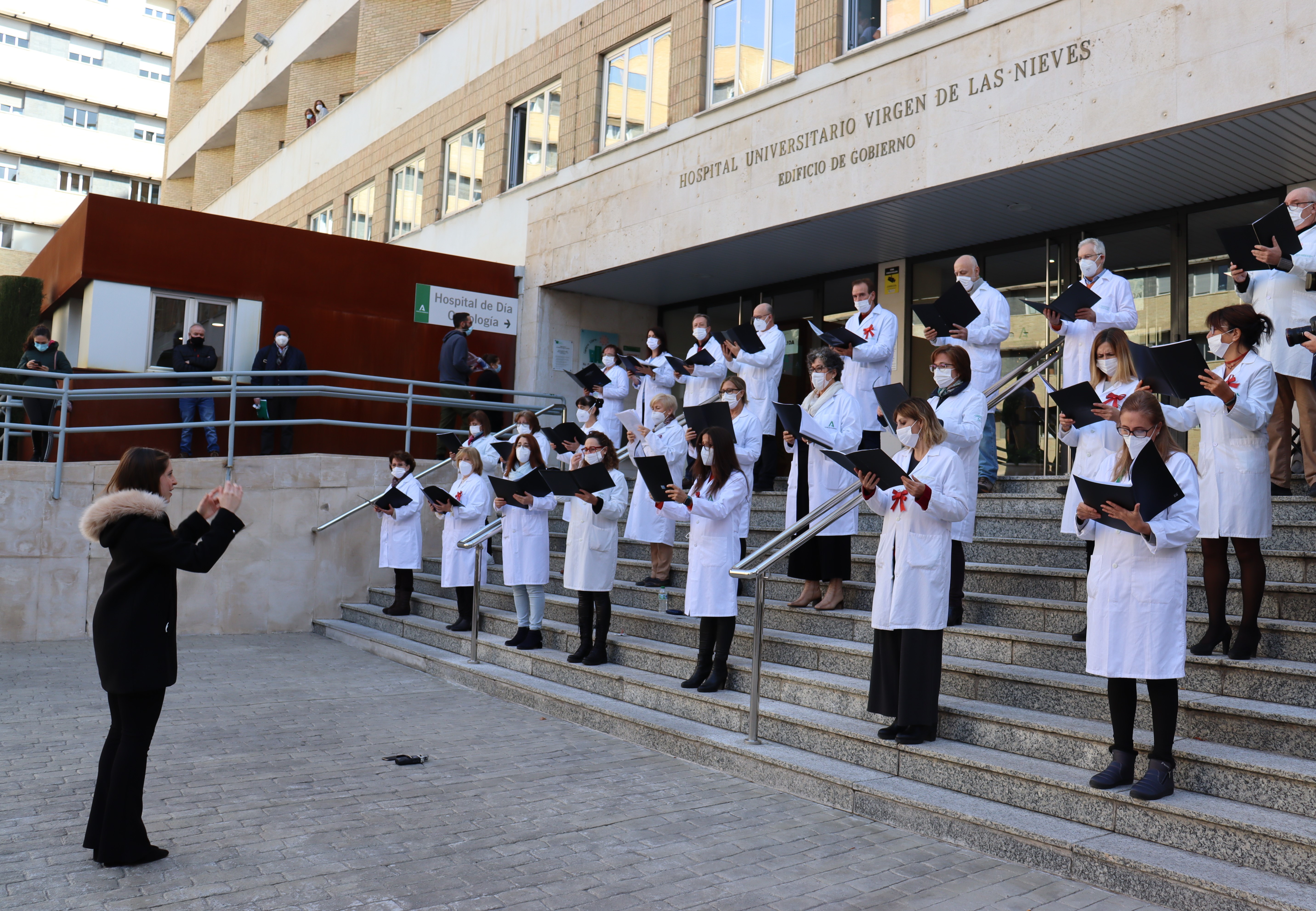 El Coro del Hospital Virgen de las Nieves inicia las actividades navideñas con un recital de villancicos