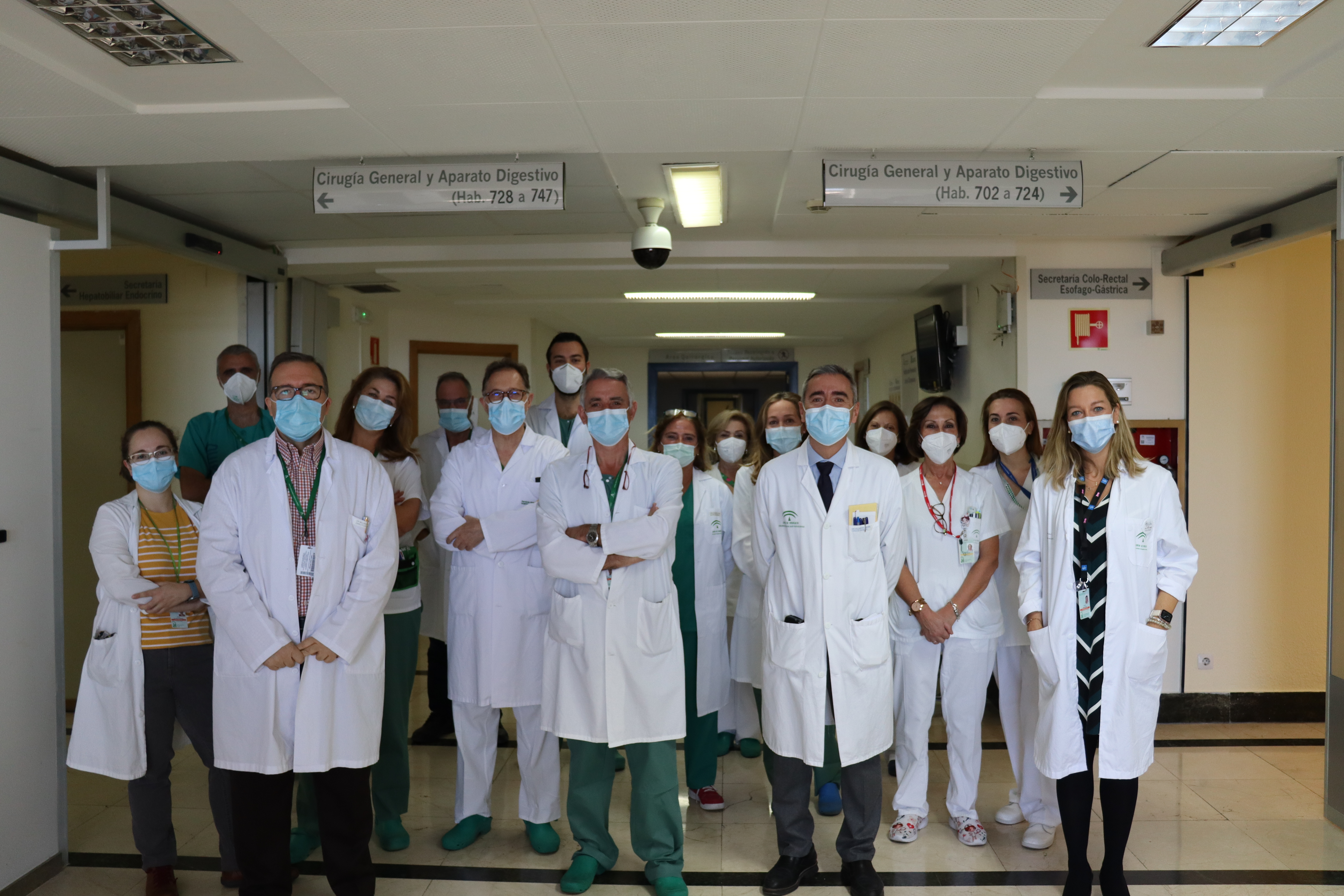 El Hospital Virgen de las Nieves supera las 100 intervenciones para reparar grandes defectos en la pared abdominal