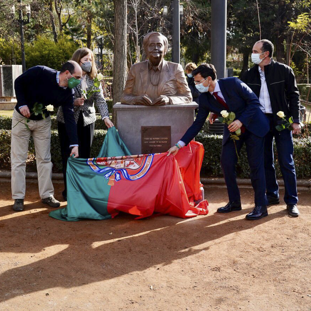 Granada dedica una escultura a Mari Luz Escribano en el Parque García Lorca
