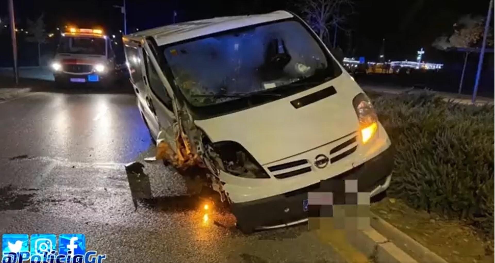 Un conductor novel da positivo en alcohol tras chocar su furgoneta con una farola y perder una rueda