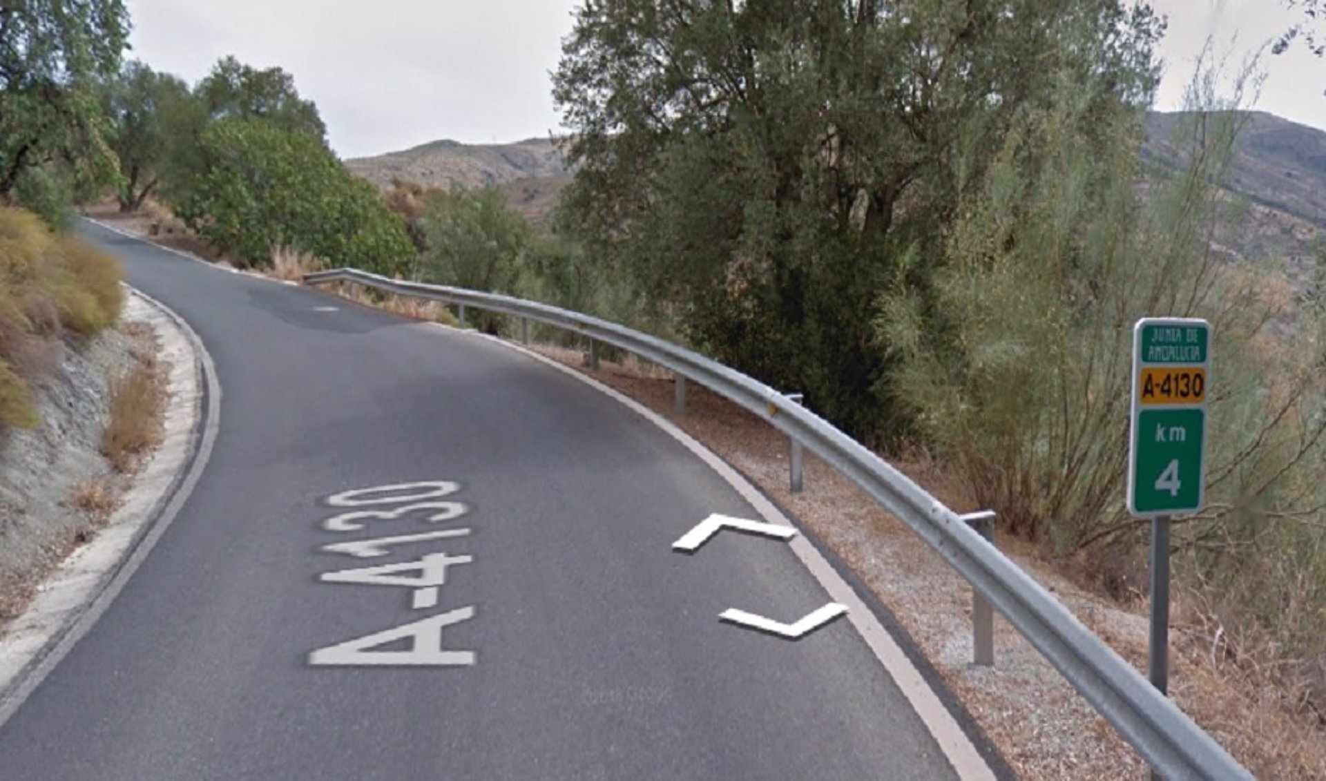 Muere el conductor de una furgoneta al salirse de la vía y caer en una alberca en Almegíjar