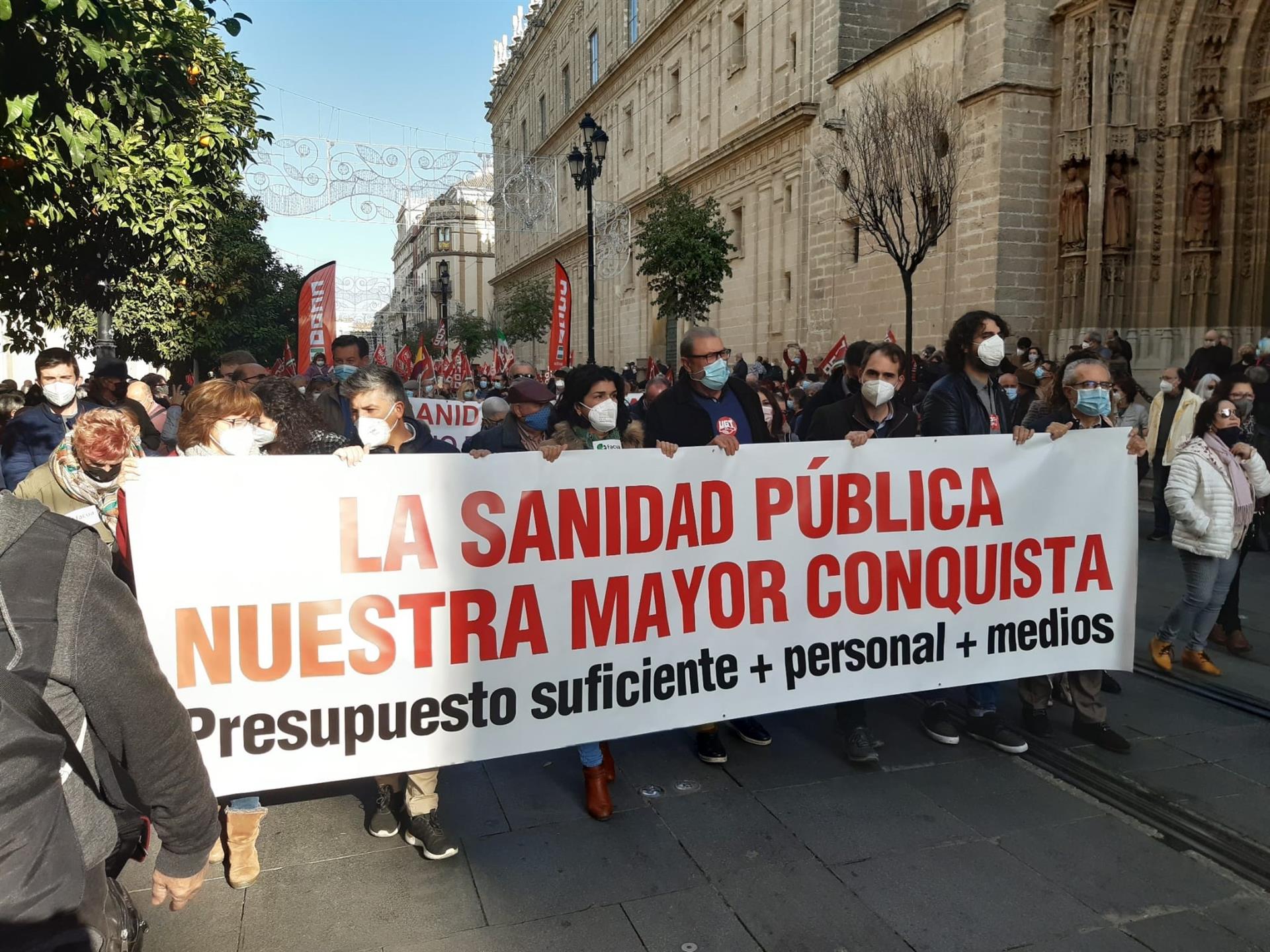 Miles de personas se concentran en Sevilla en defensa de la salud pública en Andalucía: «Privatizarla es negocio para unos pocos»