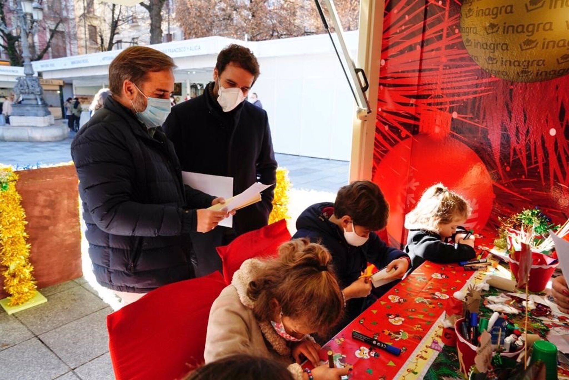 El Ayuntamiento de Granada lleva a los barrios los talleres navideños de reciclaje para niños