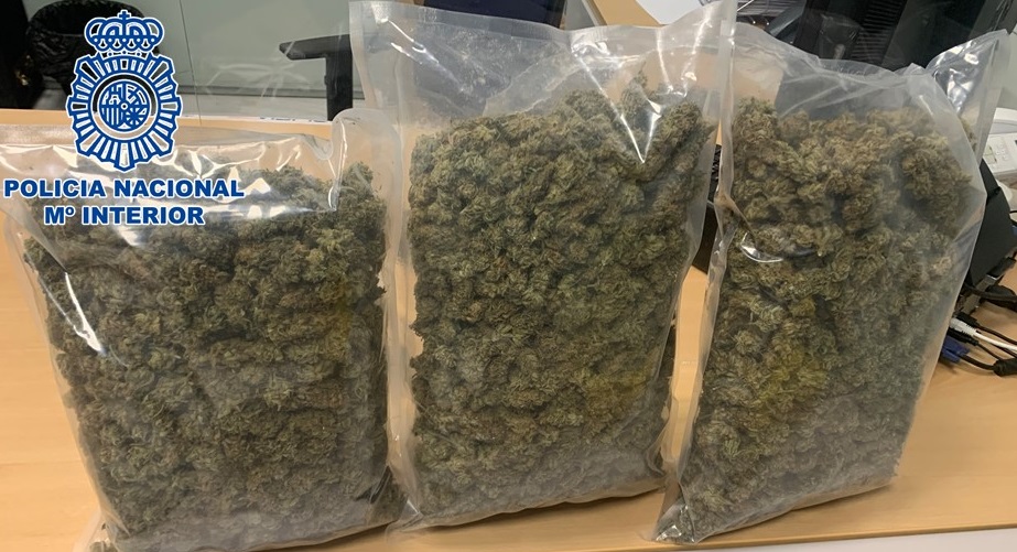 La Policía Nacional sorprende a una mujer transportando más de 215 gramos de marihuana en una caja de zapatos 