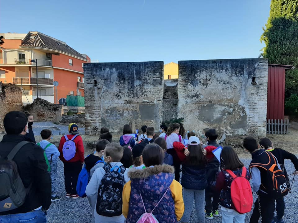 Los escolares de La Zubia conocen la historia y el patrimonio de su municipio a través de visitas guiadas Los escolares de La Zubia conocen la historia y el patrimonio de su municipio a través de visitas guiadas