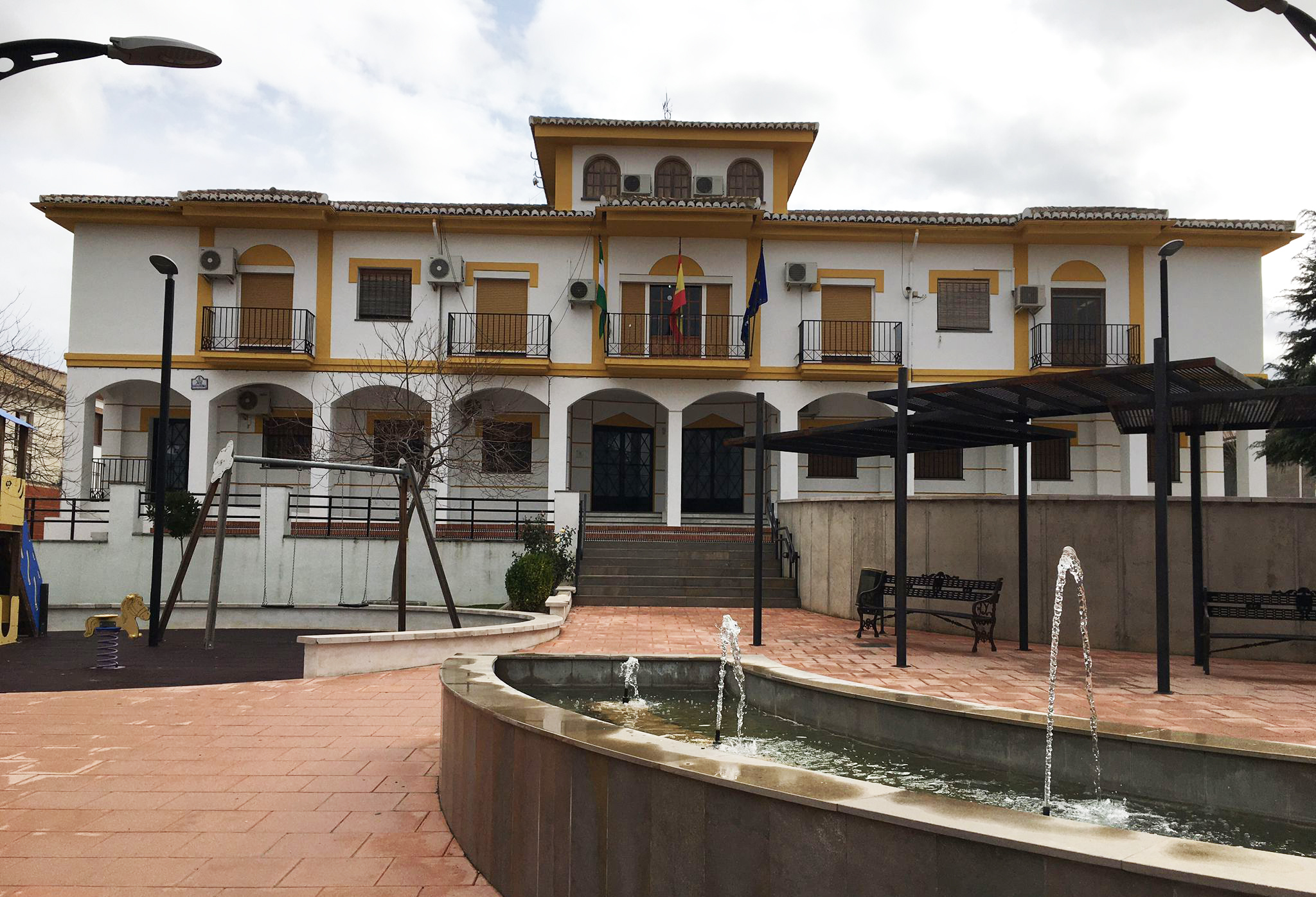 El Ayuntamiento de Chimeneas acusa al PP de «criminalizar» a los jóvenes del municipio por «usar un espacio público»