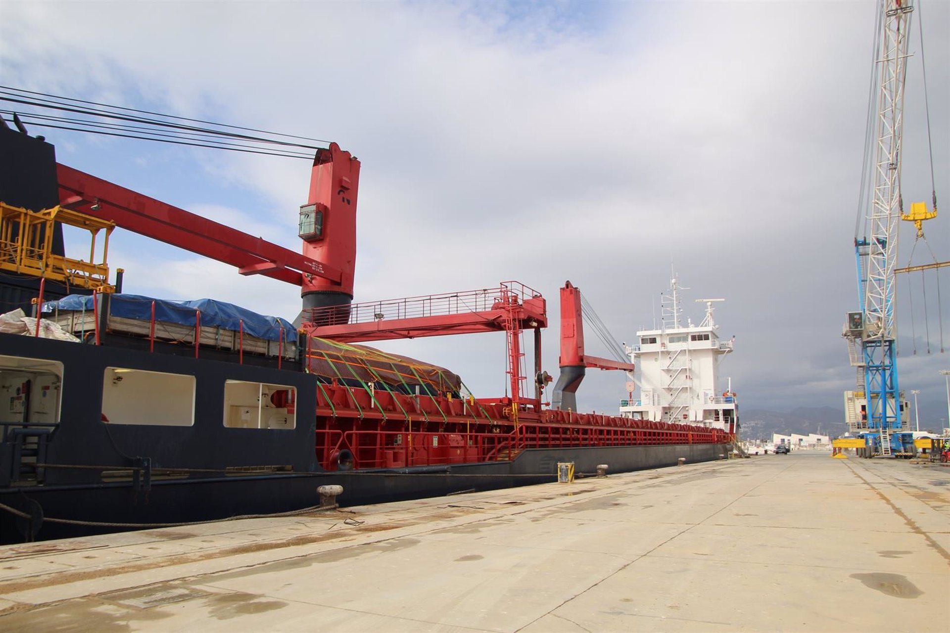 El puerto de Motril cerró el año con 564 escalas de buques mercantes, un ocho por ciento más