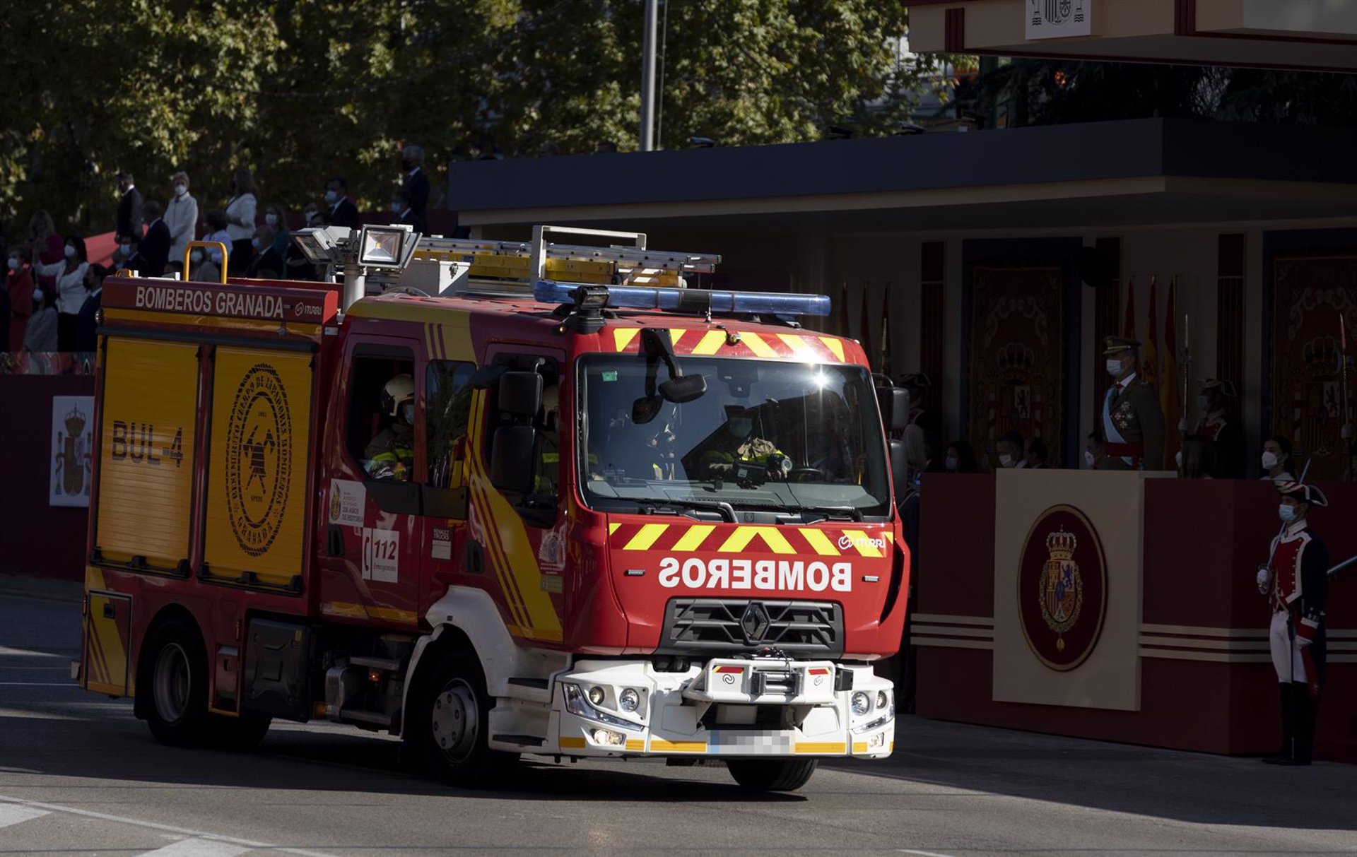 Bomberos sofocan un aparatoso incendio en un bar del centro de Granada sin heridos