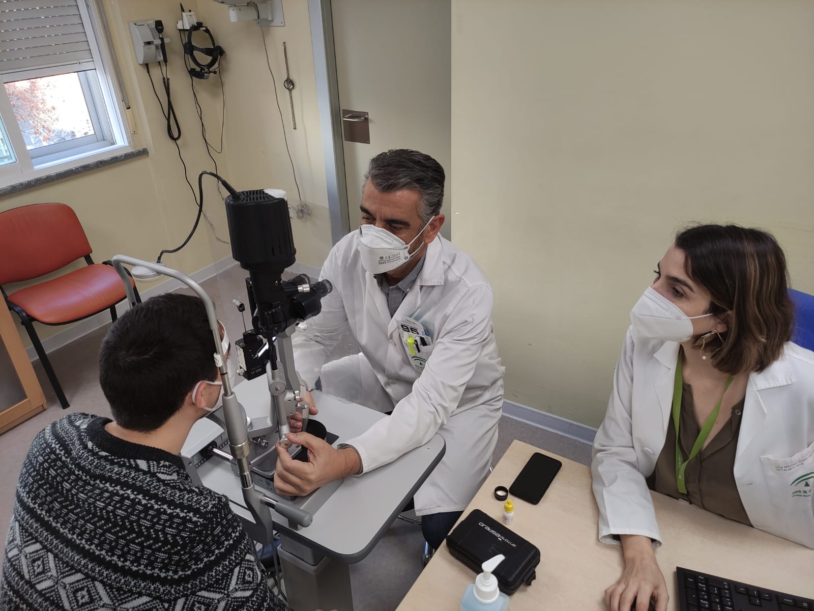 El Hospital Virgen de las Nieves trata un tipo de inflamación ocular con abordaje conjunto de Medicina Interna y Oftalmología