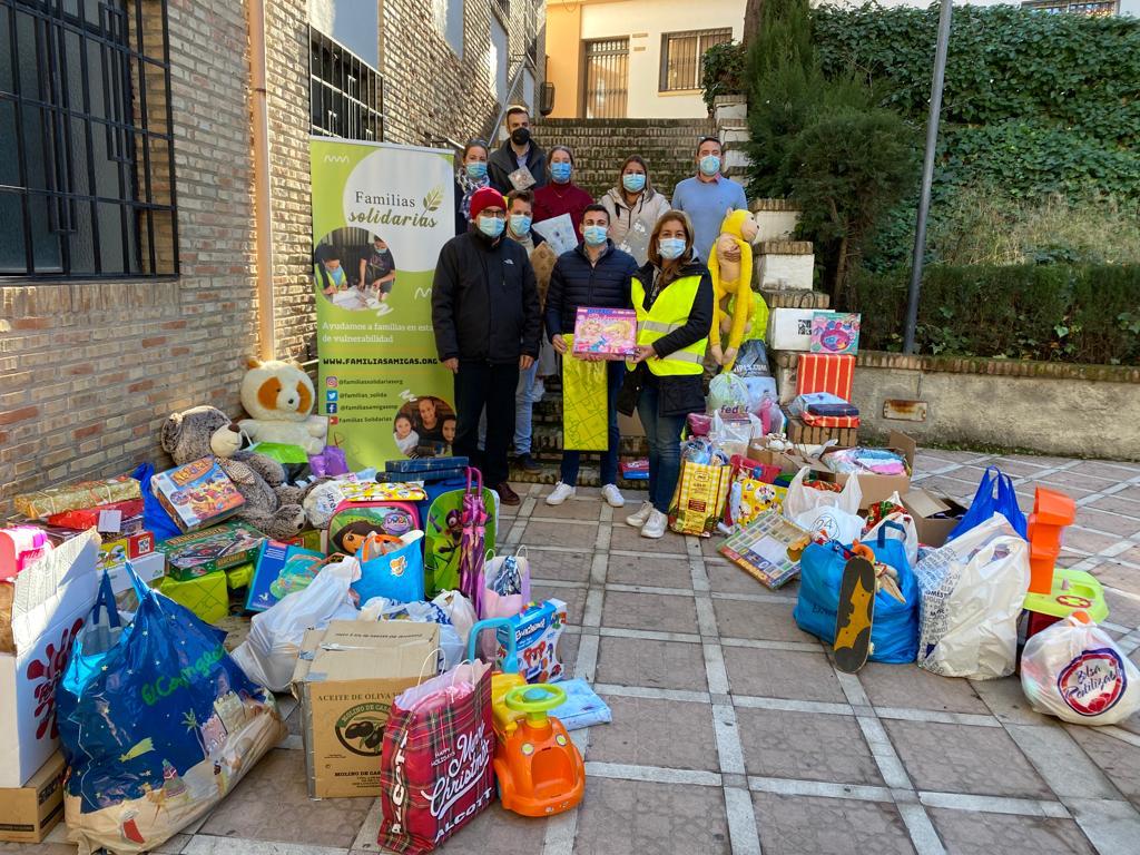 NNGG Granada realiza una entrega solidaria de juguetes a la Asociación Familias Solidarias