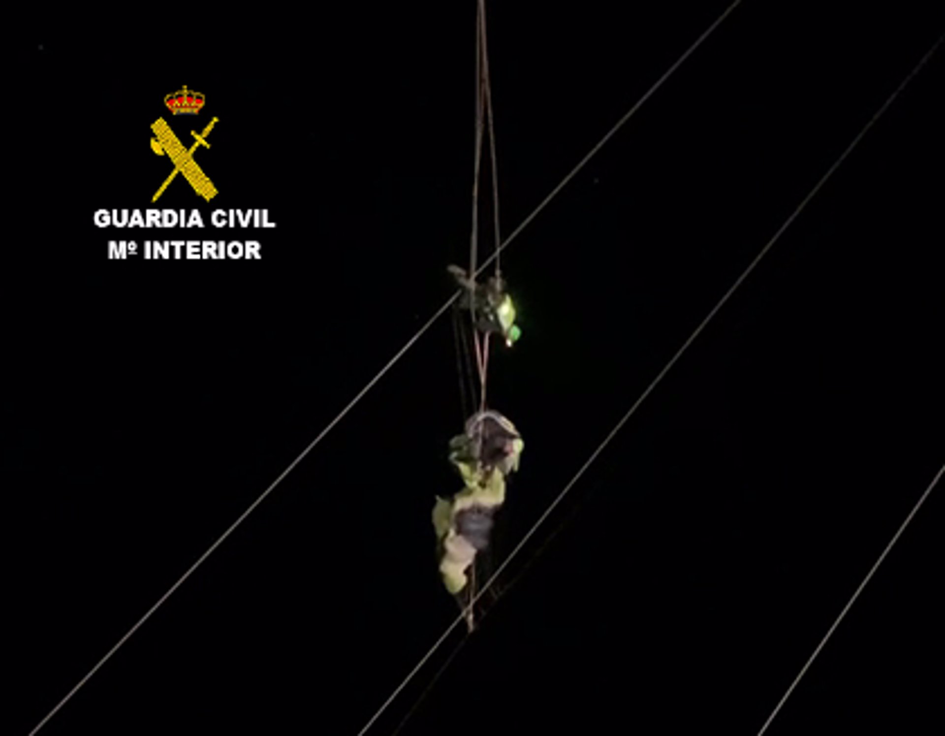 Rescatado un parapentista que se quedó atrapado en unos cables de alta tensión a 40 metros de altura