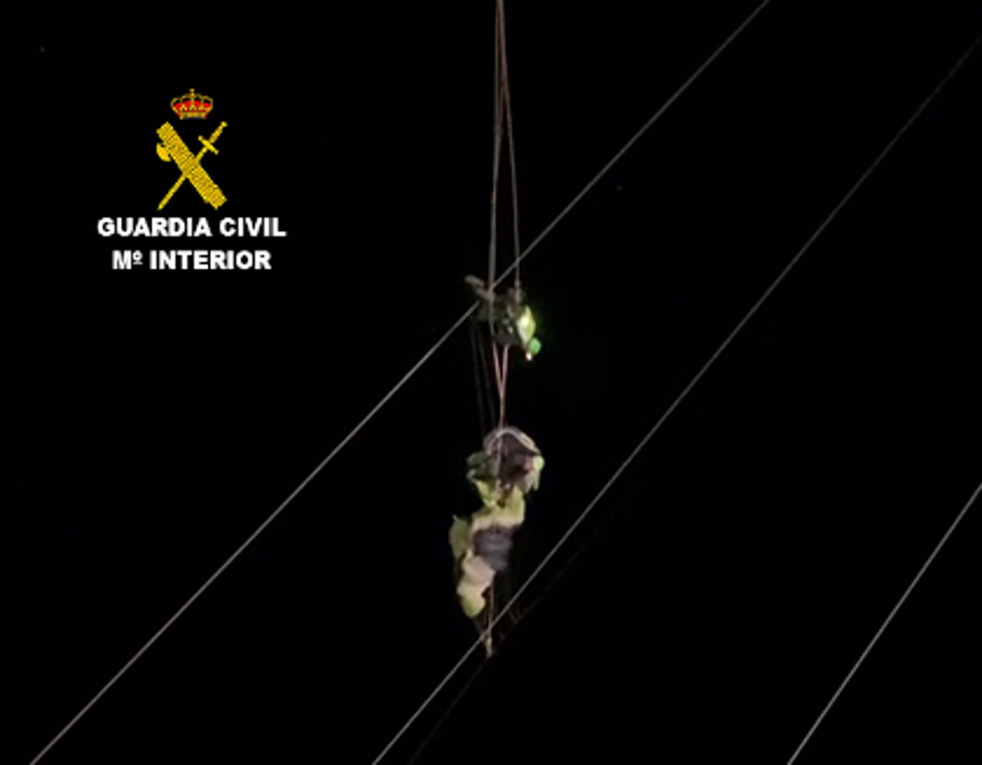 Rescatado un parapentista que se quedó atrapado en unos cables de alta tensión a 40 metros de altura Rescatado un parapentista que se quedó atrapado en unos cables de alta tensión a 40 metros de altura