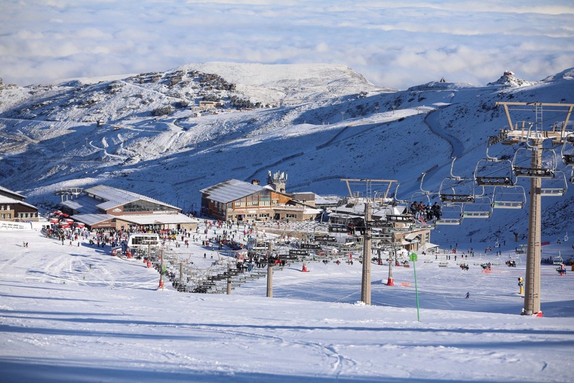 Sierra Nevada alcanza su máxima longitud esquiable de la temporada tras una Navidad con 160.000 usuarios