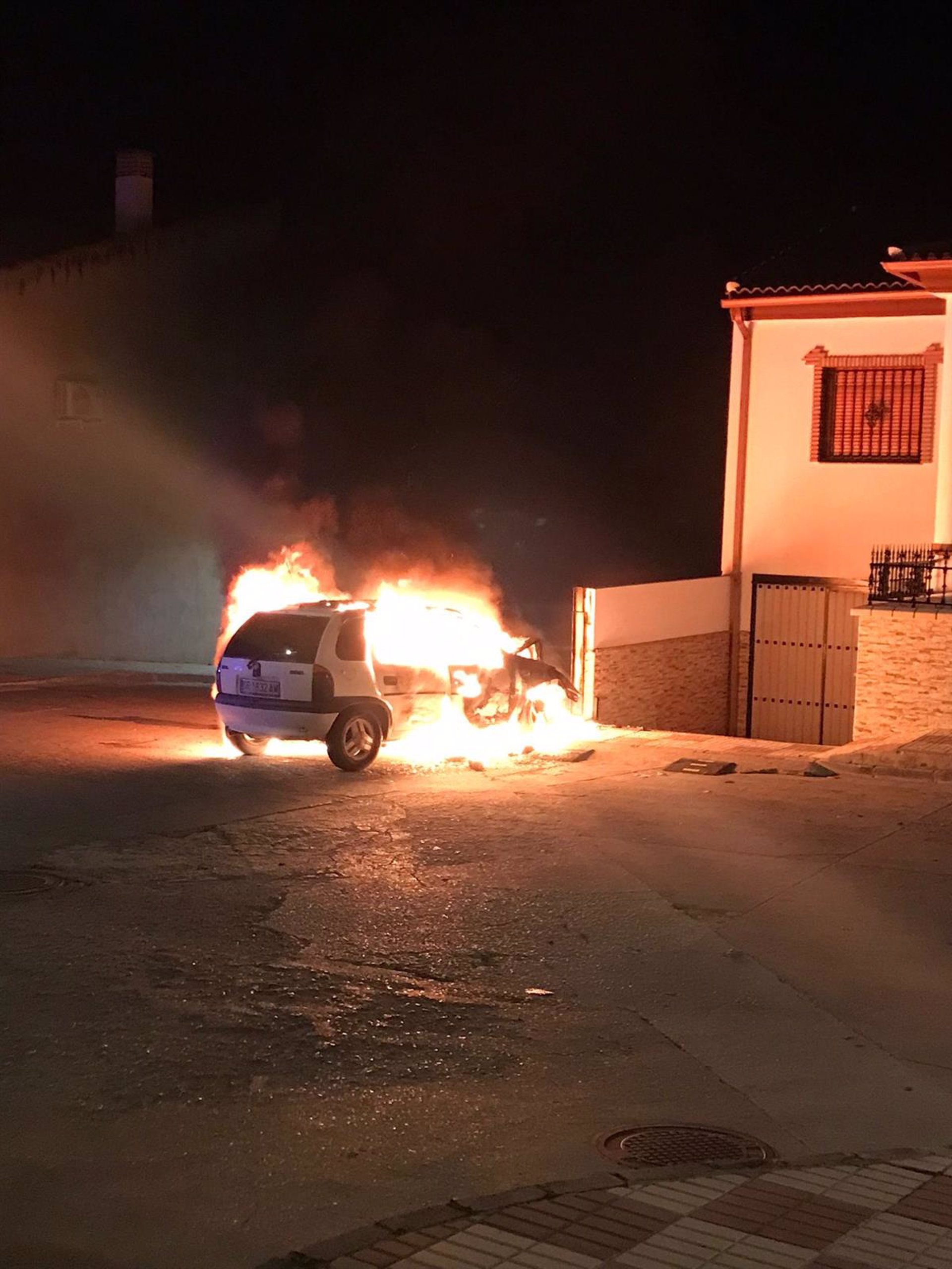 Rescatan a un hombre de su coche en llamas tras sufrir un accidente en Moraleda de Zafayona
