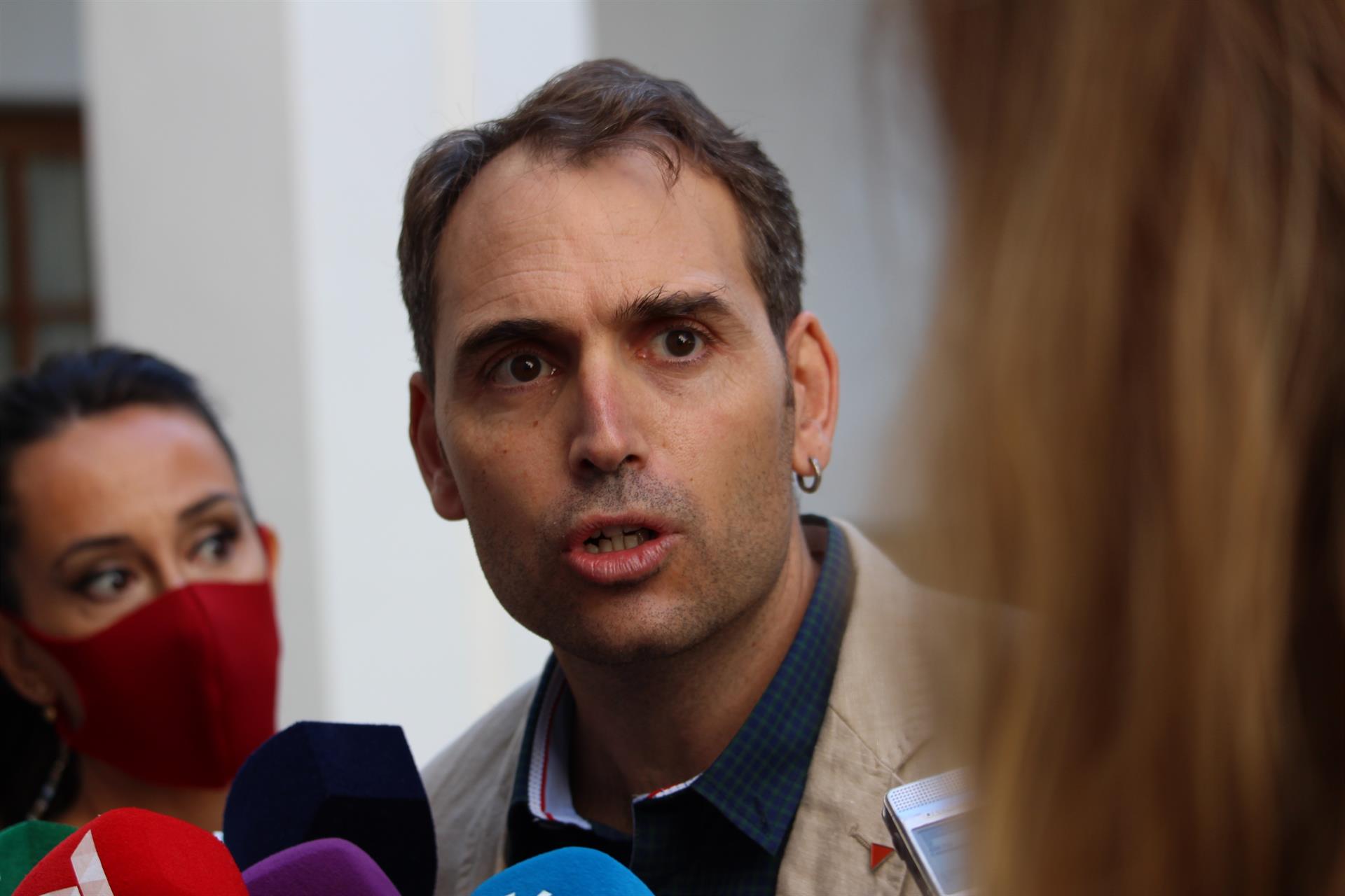 Valero (Unidas Podemos) pide contratos estables y un refuerzo estructural del personal sanitario en Andalucía