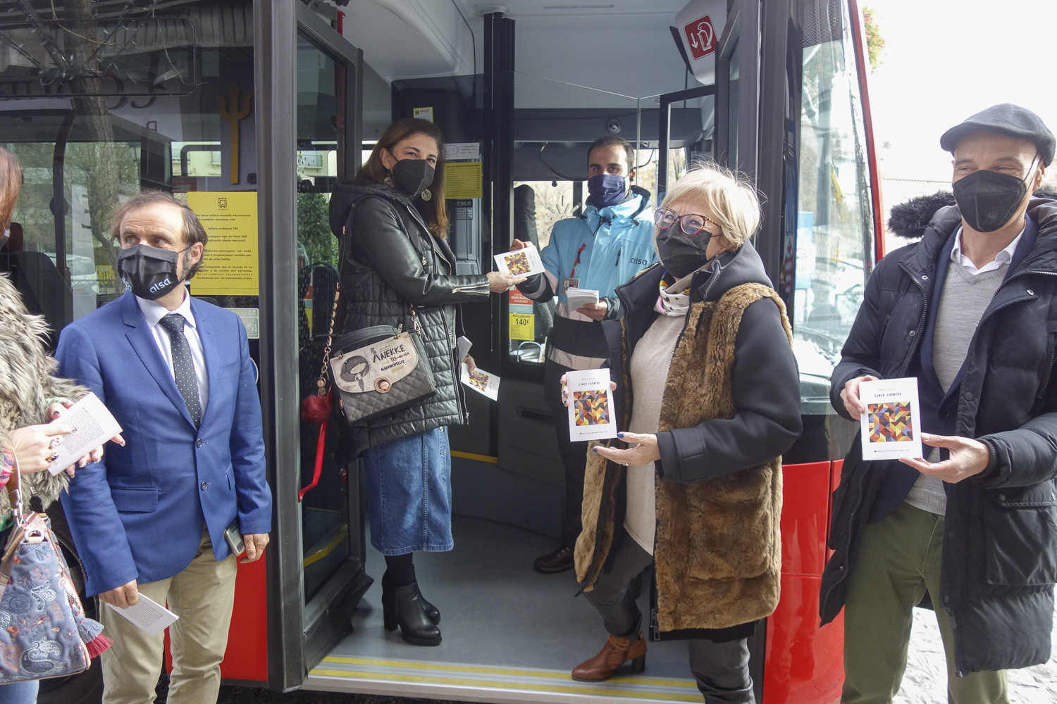 El Ayuntamiento repartirá en los autobuses obras de jóvenes autores granadinos