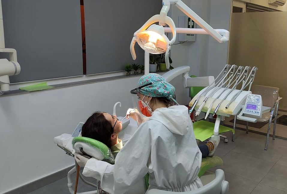 Más de 200 personas vulnerables reciben asistencia odontológica gratuita con un programa de  Diputación y la UGR